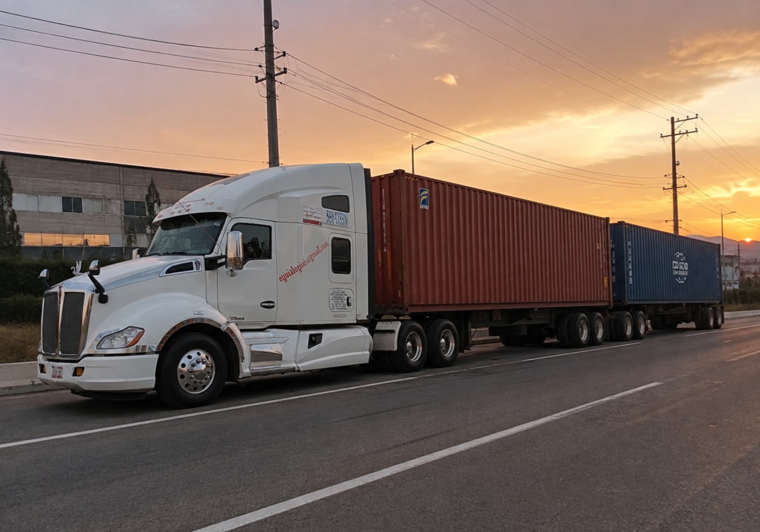 Tractocamión Eguia Logistic en modalidad full durante un traslado al atardecer