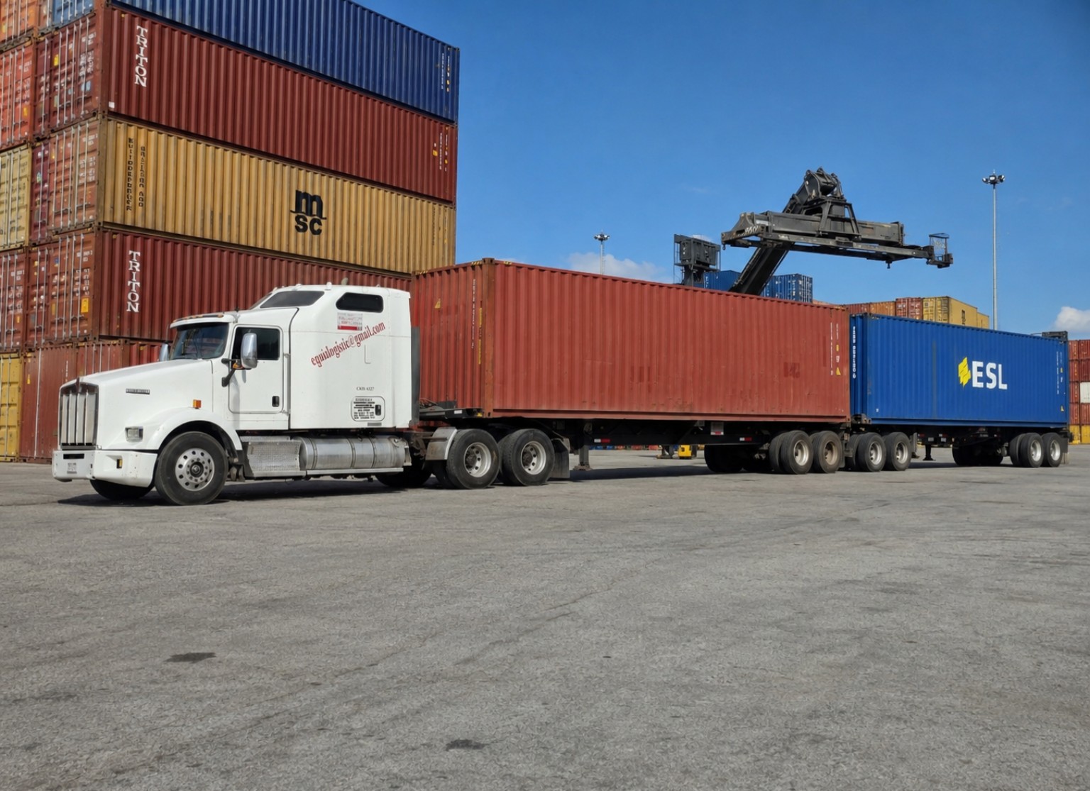 Tractocamión Eguia Logistic en modalidad full dentro de un patio de contenedores